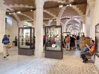 paris,,august,6,,2014:,people,inside,the,louvre,museum,(musee