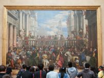 tourist,looking,at,the,last,supper,artwork,painting,by,leonardo